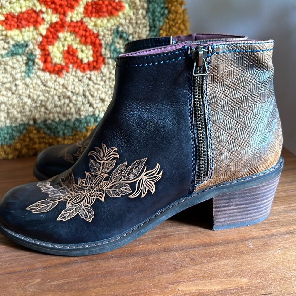 Italmoda European Brand Floral Embossed Boots Size 39/38.5